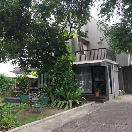 Baan Ongkharak Bed & Breakfast (Adults Only) Бангкок Экстерьер фото