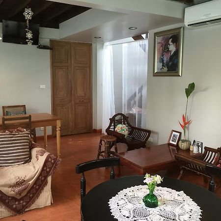 Baan Ongkharak Bed & Breakfast (Adults Only) Бангкок Экстерьер фото